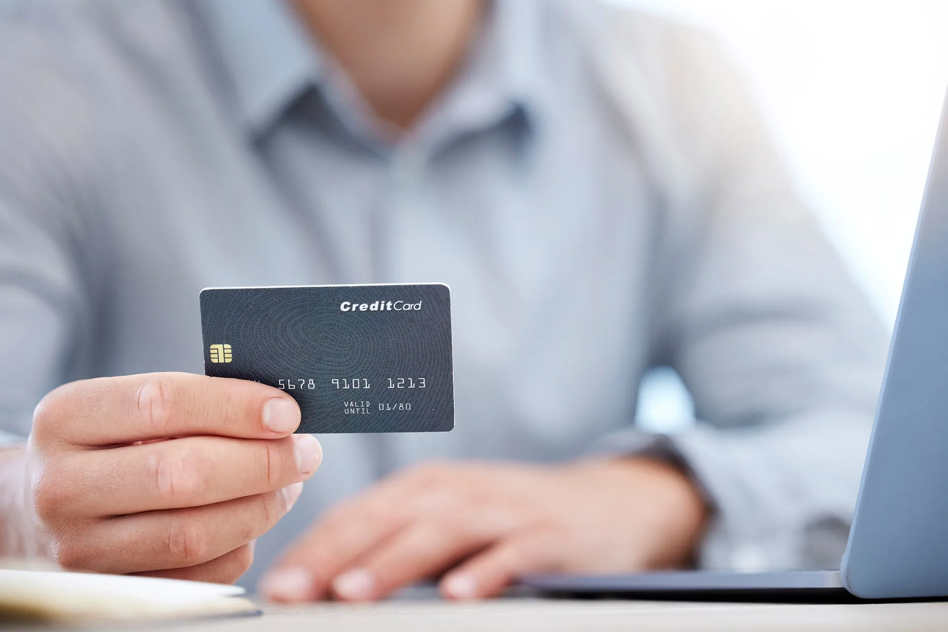 Homem a segurar cartão de crédito