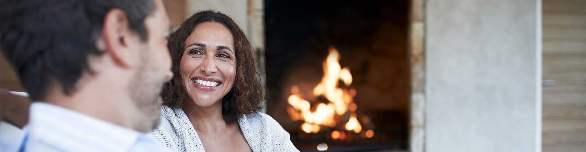 Pessoa ajusta a temperatura no aparelho de aquecimento central