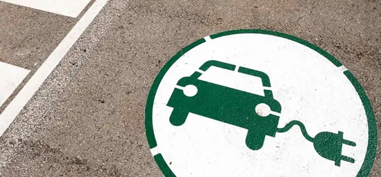 Simbolo na estrada de estacionamento para veiculos elétricos