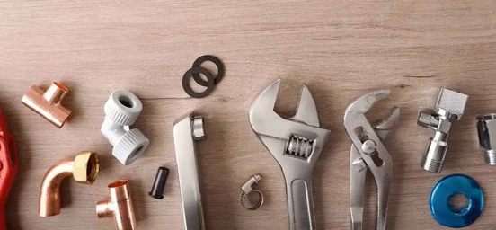 Várias ferramentas como chaves de bocas anilhas uniões abraçadeiras e malhas de aço