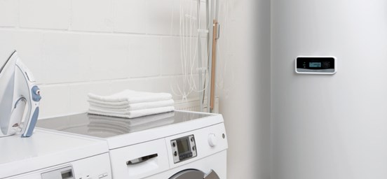 Máquina de lavar roupa secar roupa e termoacumulador