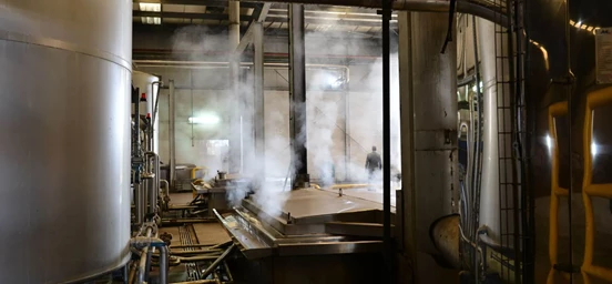 Interior de uma fábrica fumegante