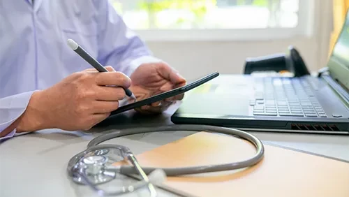 Consultório médico com um computador tablet e estetoscópio