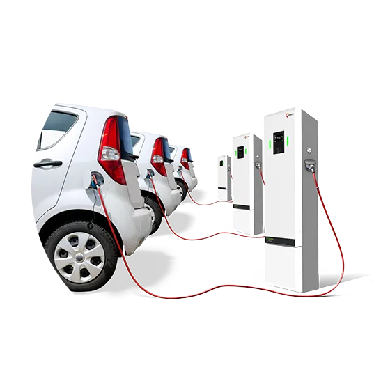 três carros elétricos em carregamento junto de 3 carregadores
