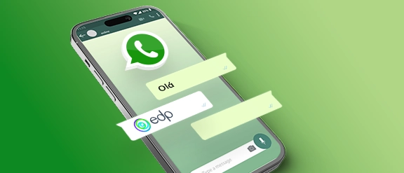 Telemóvel com logo do whattsapp a simular troca de mensagens