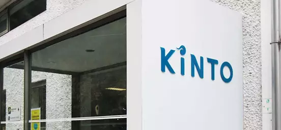 Edifício com logotipo da Kinto 