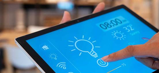 Tablet a controlar a iluminação de casa inteligente