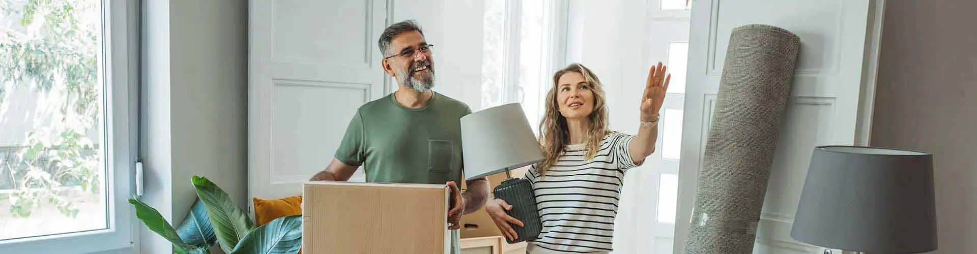 Homem e mulher em mudanças de casa